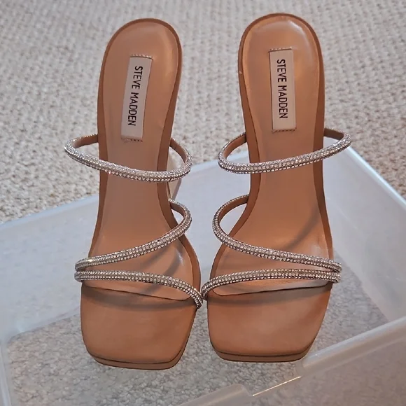 Never Worn! Steve Madden Tan Sculptural Heeled Sandals, Size 10 - Picture 2 of 6
